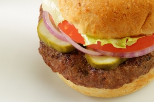 Investigação de surtos de E. coli O157:H7 em conhecida cadeia de fast food nos Estados Unidos