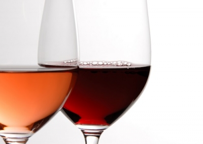 Estudo mostra que dois copos de vinho por dia combatem doença de Alzheimer