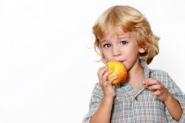 Frutas, legumes e leite distribuídos na escola